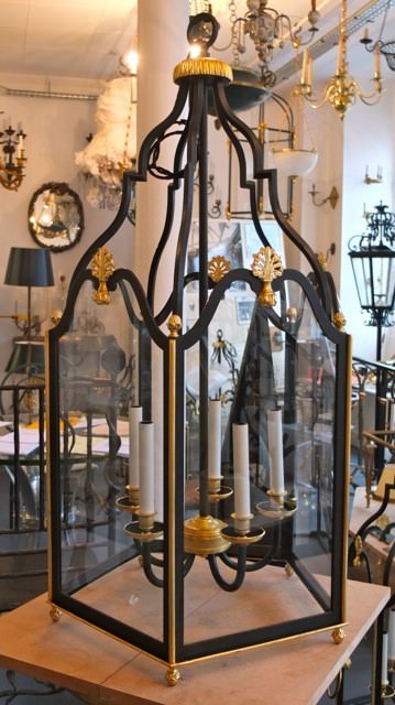 Lanterne noire en fer forgé et doré a la feuille style Louis XIV